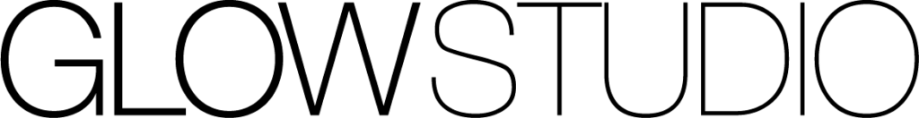 „Studio Glow“ logotipas – minimalistinis juodos spalvos tekstinis užrašas baltame fone.